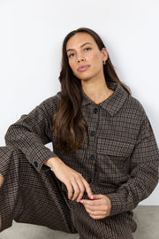 Modell bär grå-svart randig overshirt-jacka sett framifrån i sittande position | Soya Concept | Lilla Hem