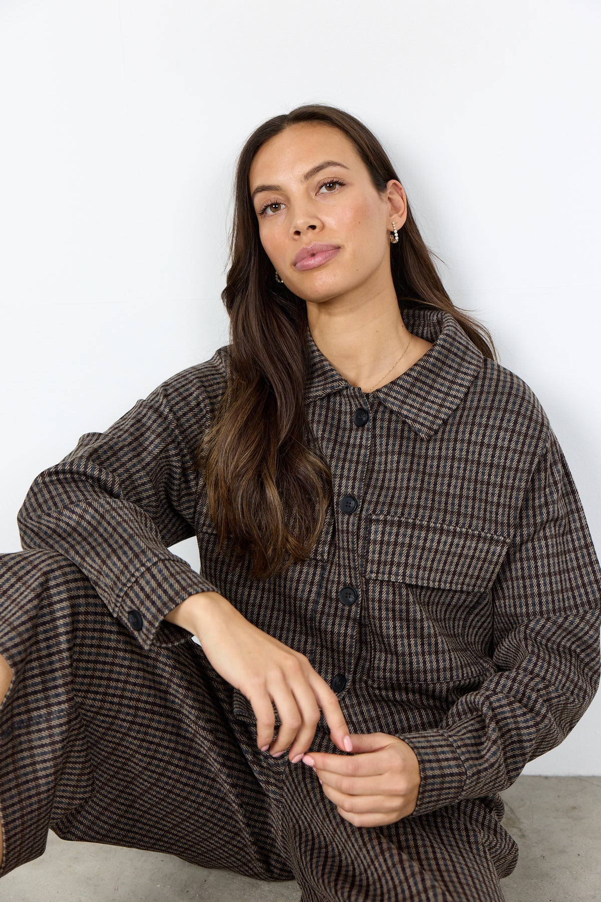Modell bär grå-svart randig overshirt-jacka sett framifrån i sittande position | Soya Concept | Lilla Hem