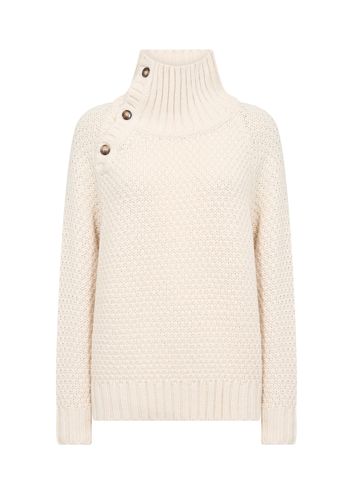 Polotröja i beige ull visad platt framifrån med höga krage, metallknappar och ribbad stickad textur | Soya Concept | Lilla Hem