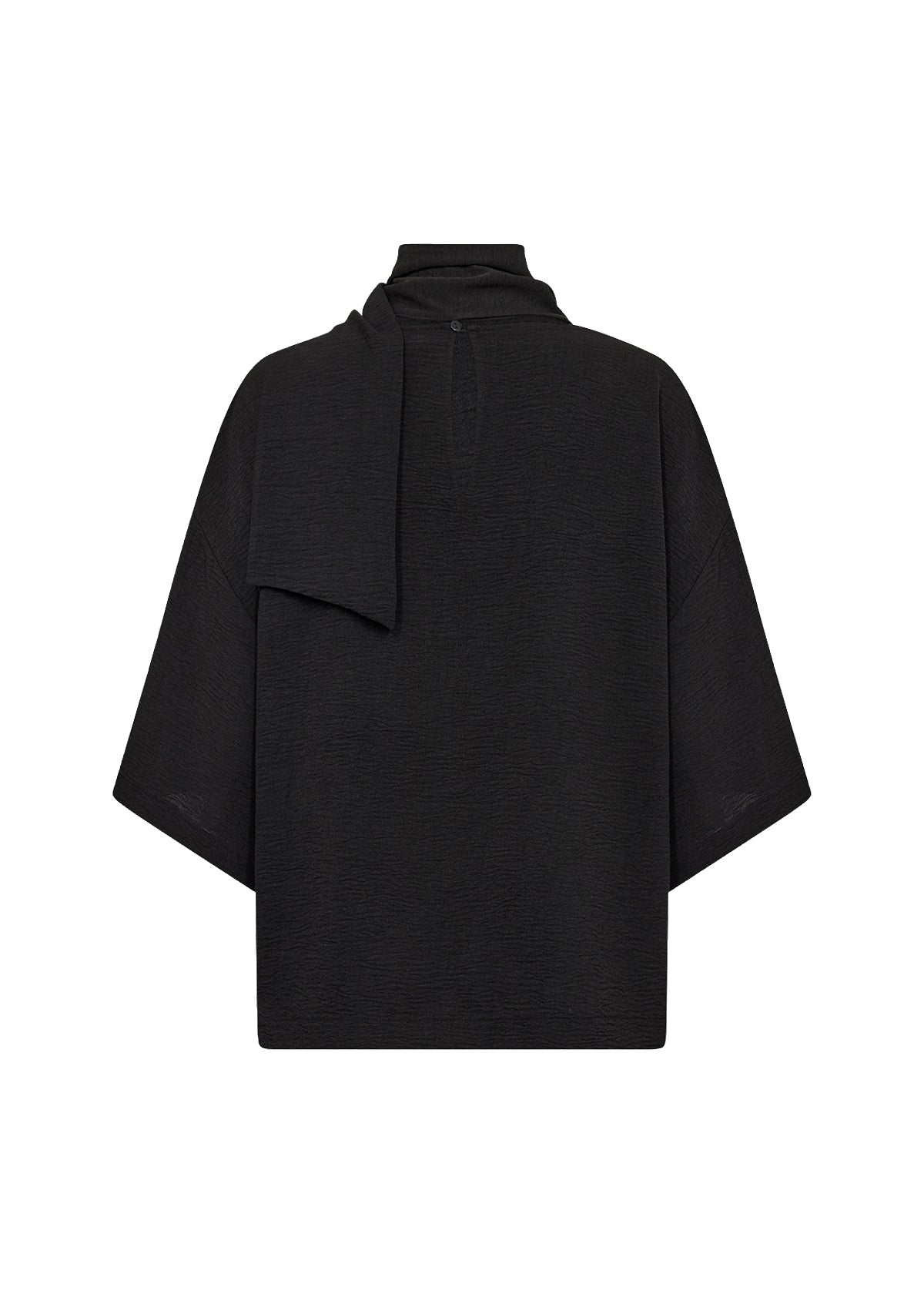 Svart poncho med högt krage och trekvartsärmar, fotograferad bakifrån mot vit bakgrund | Soya Concept | Lilla Hem