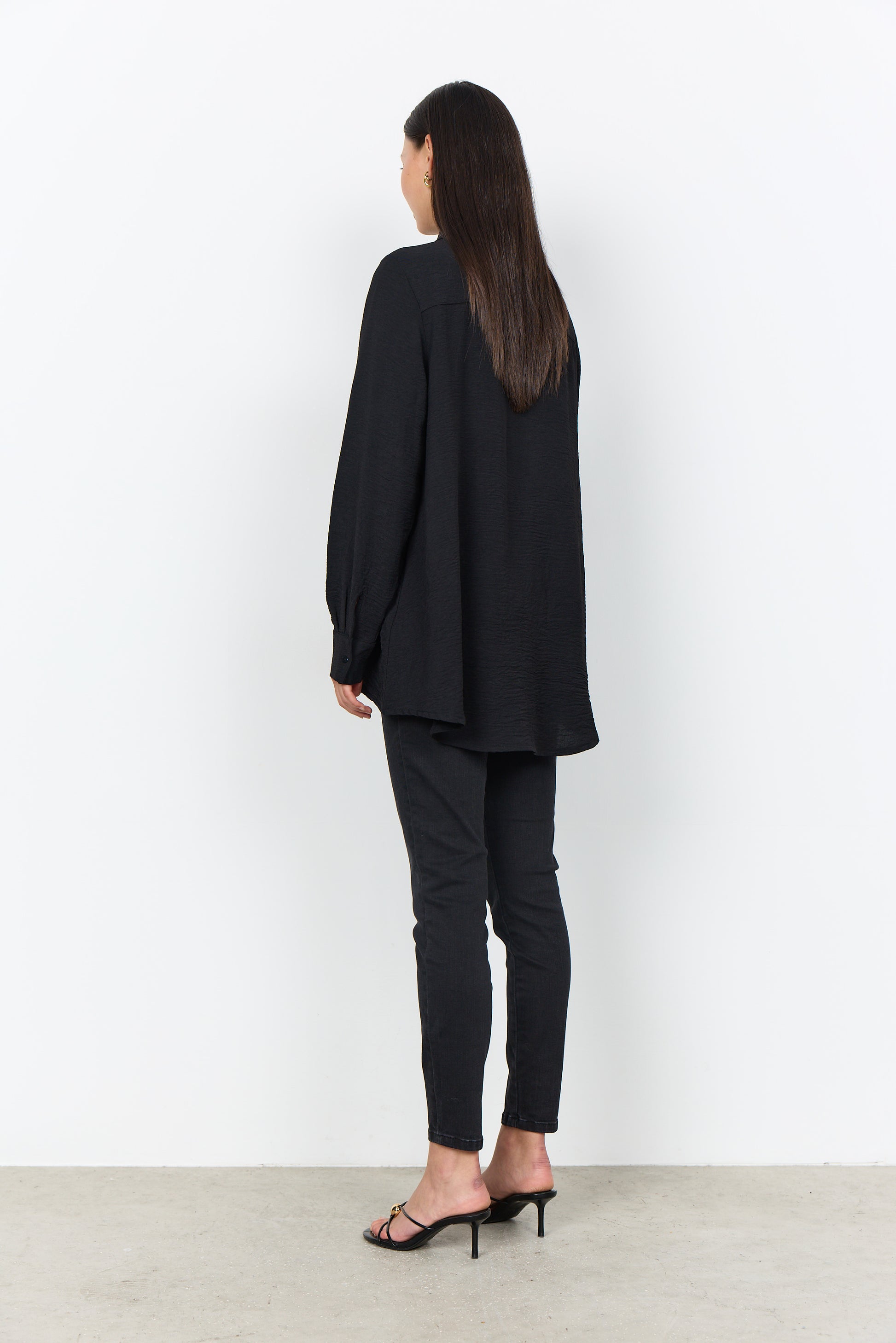 Modell bär svart skjorta och jeans sett från sidan och bakifrån | Soya Concept | Lilla Hem