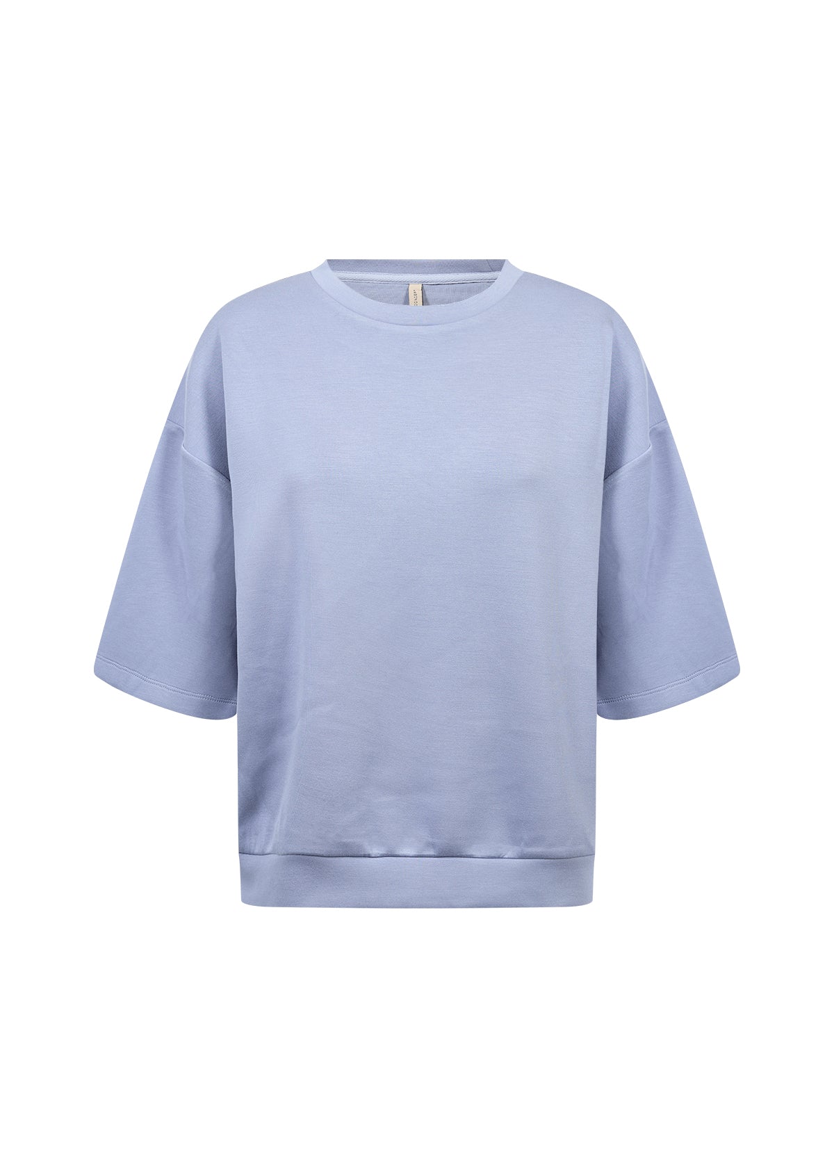 Ljusblå sweatshirt med rund hals och korta vida ärmar, fotad framifrån mot vit bakgrund | Soya Concept | Lilla Hem