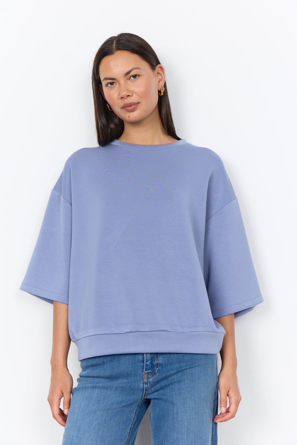 Modell bär ljusblå sweatshirt med trekvarts ärmar och subtil tryck, sett framifrån | Soya Concept | Lilla Hem