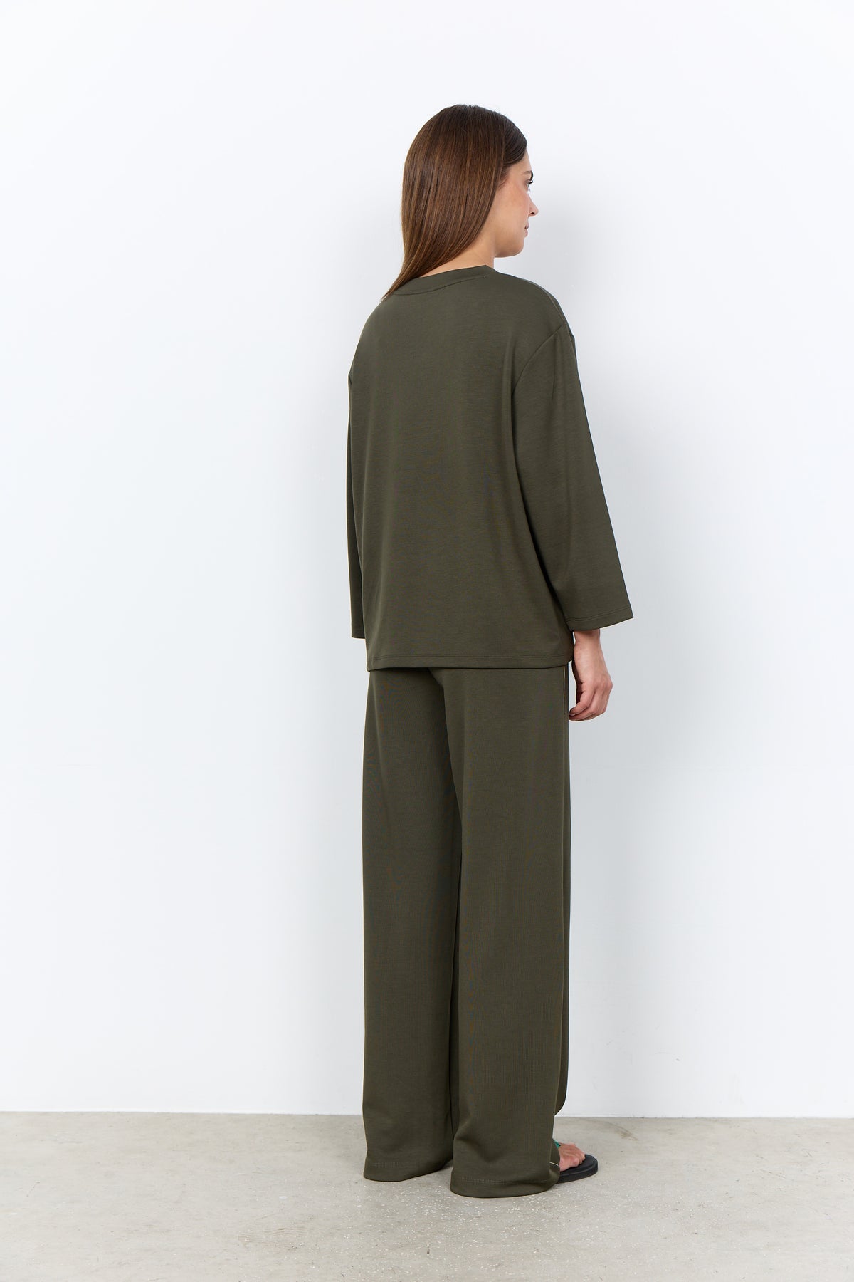 Modell bär olivgrön pyjamas sett från sidan, visar långärmad tröja och vida byxor | Soya Concept | Lilla Hem