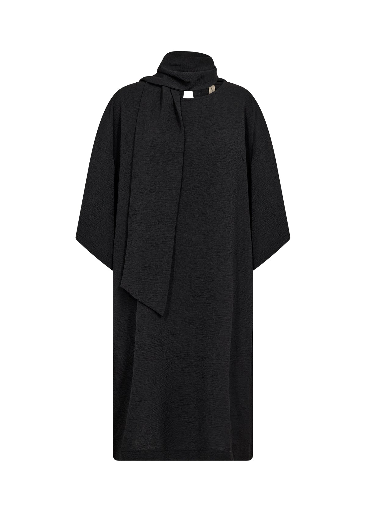 Svart klänning med högt halsband och asymmetrisk överdel, visad framifrån på platt bakgrund | Soya Concept | Lilla Hem