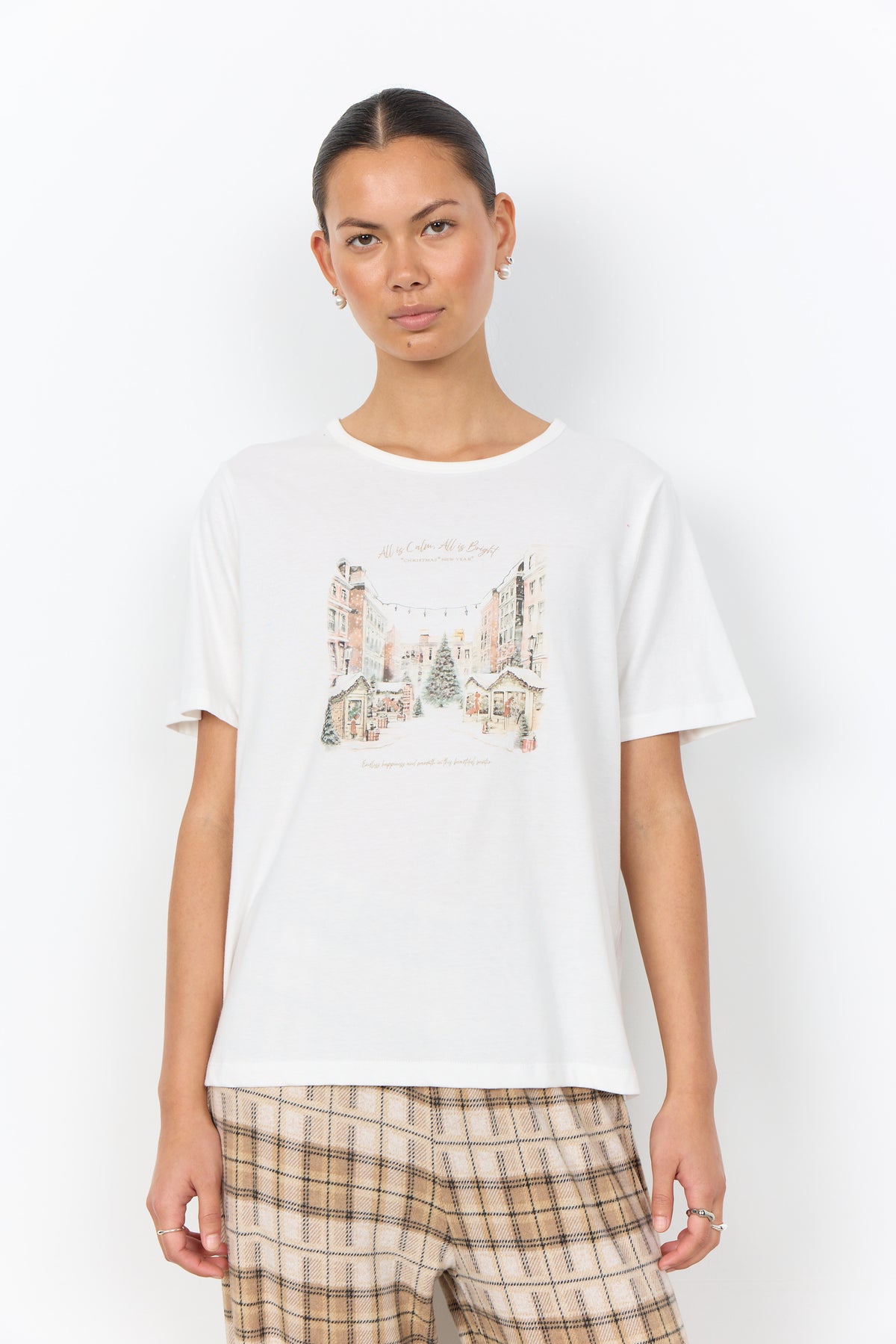 Modell bär vit t-shirt med julmarknadstryck sett framifrån | Soya Concept | Lilla Hem