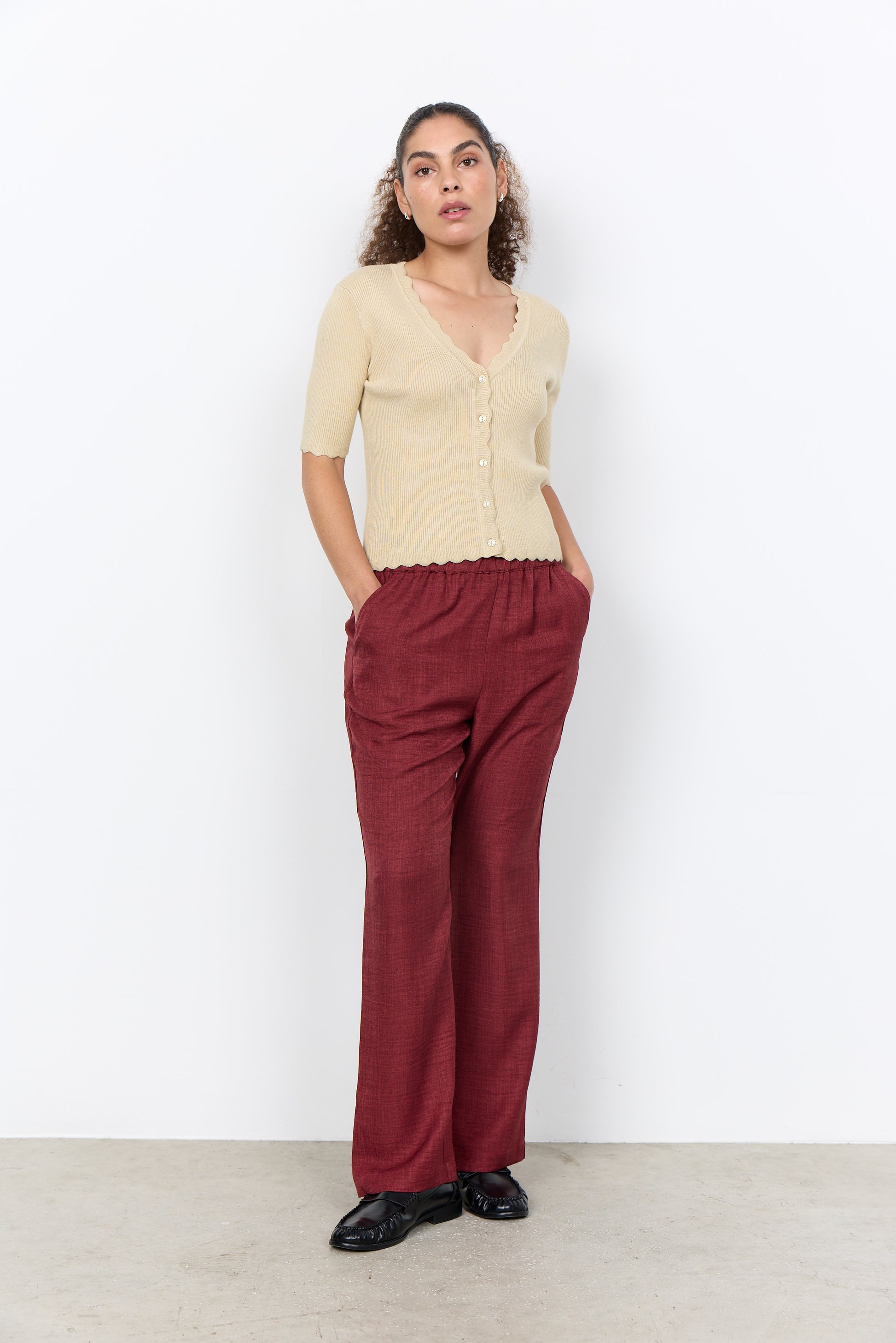 Modell bär beige ribbad cardigan med korta ärmar och vinröda byxor, sett framifrån | Soya Concept | Lilla Hem