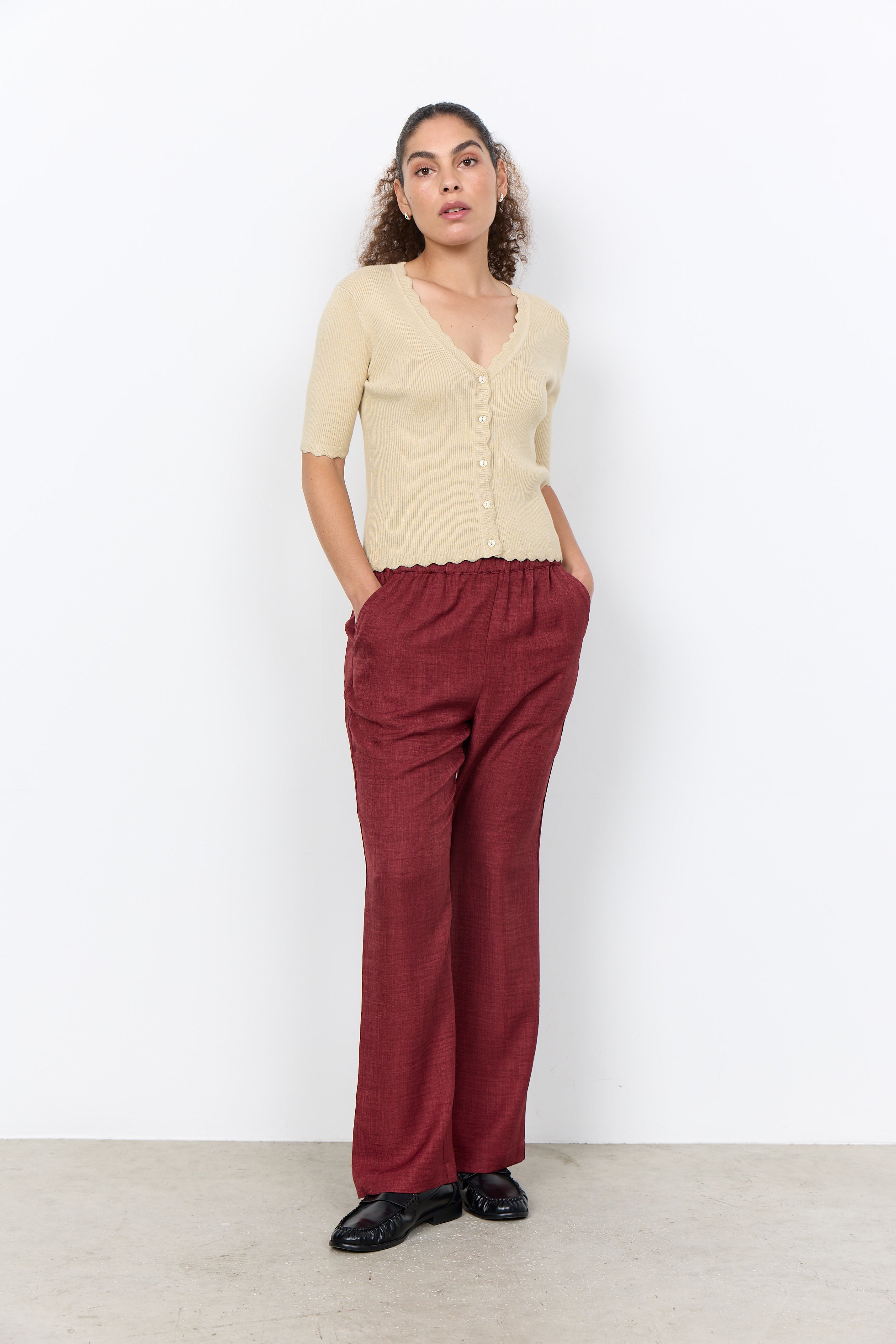 Modell bär beige ribbad cardigan med korta ärmar och vinröda byxor, sett framifrån | Soya Concept | Lilla Hem