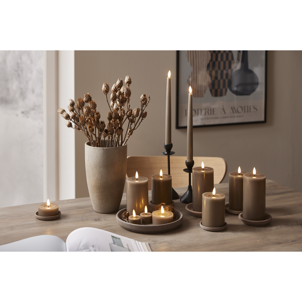 LED-ljus i olika storlekar arrangerade på träbord tillsammans med torkade blommor och ljusstakar | Star Trading | Lilla Hem