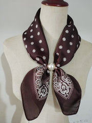 Burgundy scarf med vita hjulmönster och dekorativ paisley-print, fäst med pärlknapp | tim & simonsen | Lilla Hem