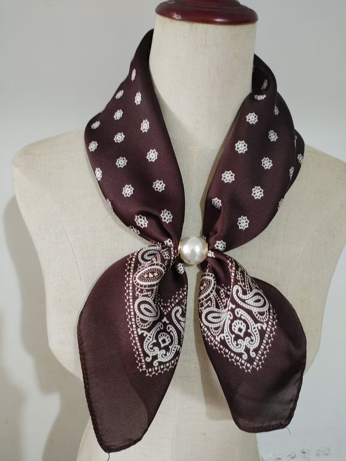 Burgundy scarf med vita hjulmönster och dekorativ paisley-print, fäst med pärlknapp | tim & simonsen | Lilla Hem