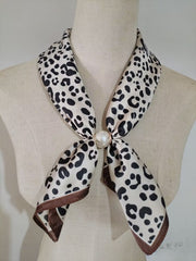 Scarf med leopardmönster knuten runt hals på mannekäng, dekorerad med pärlknapp | tim & simonsen | Lilla Hem