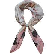 Scarf med blommigt tryck och fågelmotiv, knuten med pärldetalj, sett framifrån | tim & simonsen | Lilla Hem