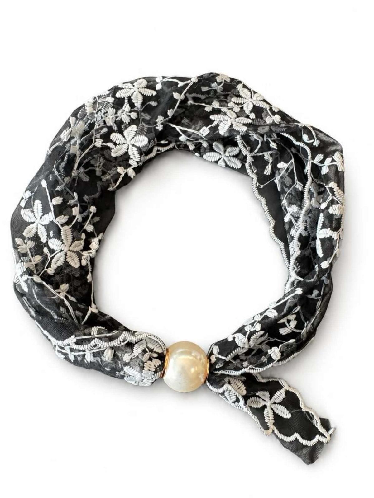 Svart scarf med vitt blommigt spetsmönster och pärlkula i guld, fotograferad framifrån mot vit bakgrund | tim & simonsen | Lilla Hem