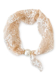 Beige spetsscarf med vit blomsterbroderi och avslutande pärla, liggande platt mot vit bakgrund | tim & simonsen | Lilla Hem
